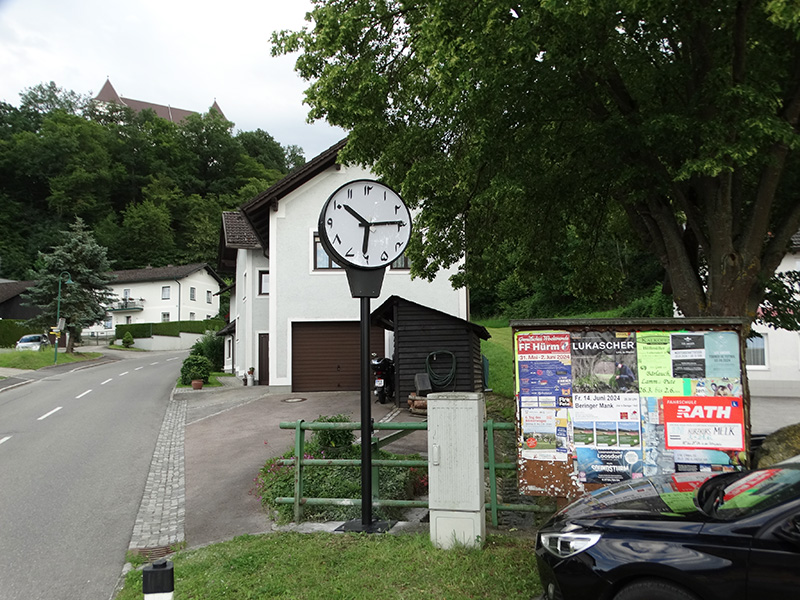 Gleichzeituhr 18h15